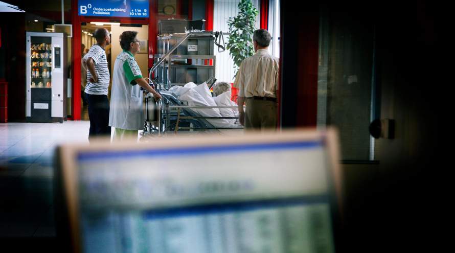 Patient en partner wachten in het ziekenhuis