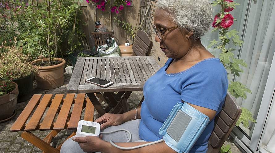 Hartwacht gebruiker meet bloeddruk