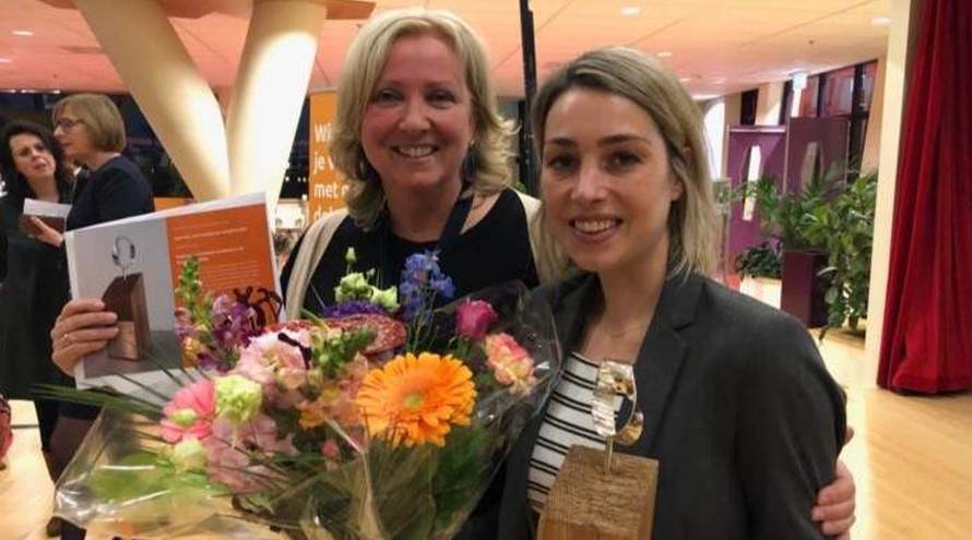 Winnaars Marja Zwaan en Evelien Harink met bloemen en de prijs in hun handen