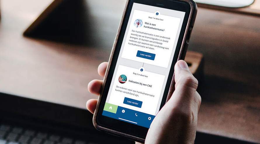 Hand houdt telefoon met Behandelpad-app vast