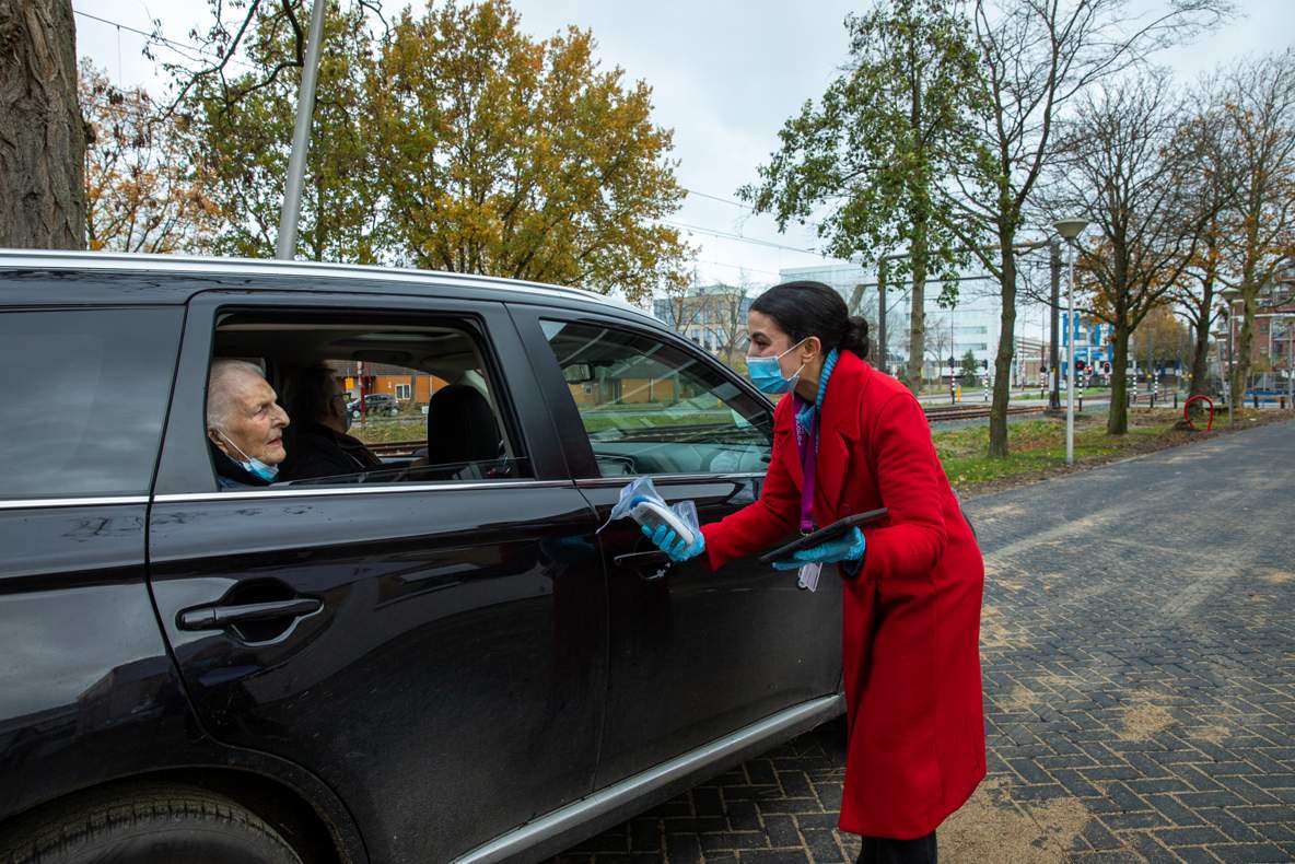 Medewerker van St. Antonius staat klaar om de pacemaker van een patiënt in een auto te controleren.