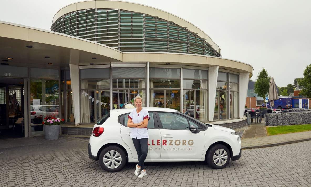 Karin Timm voor de Allerzorg 'ziekenhuis op wielen' auto