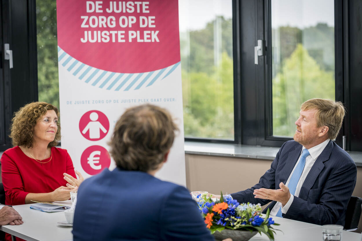 Koning Willem Alexander in gesprek met leden van de taskforce