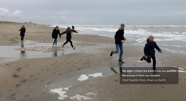 Kinderen rennen op het strand