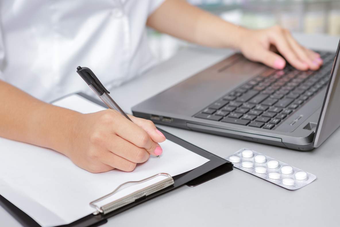 Verpleegkundige typt op een laptop