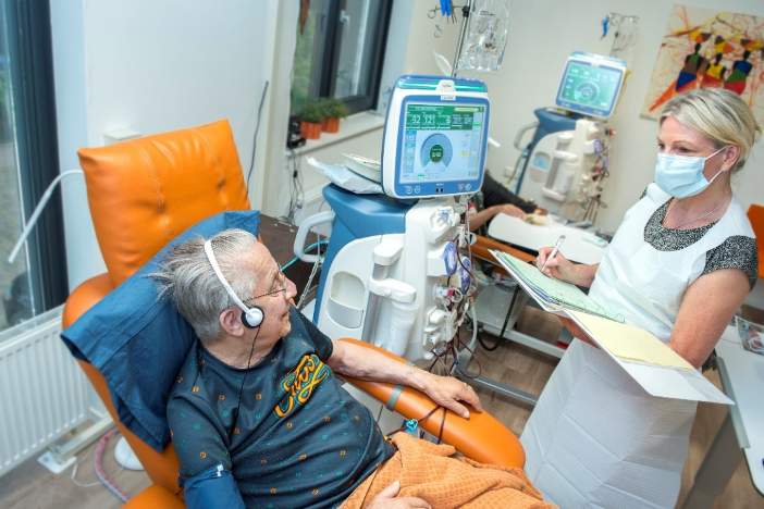 Een patiënt krijgt dialyse in het gezondheidscentrum Brummen