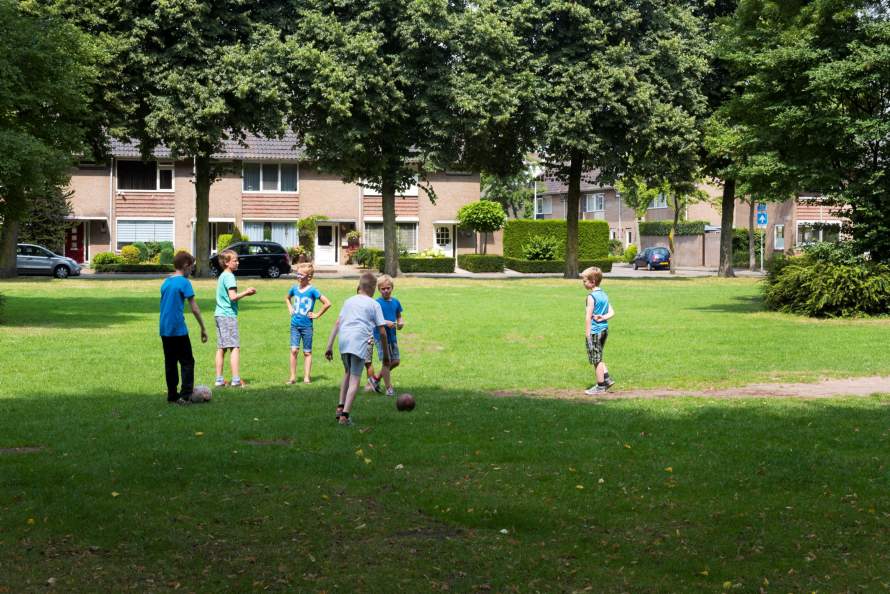 Kinderen spelen buiten een balspel