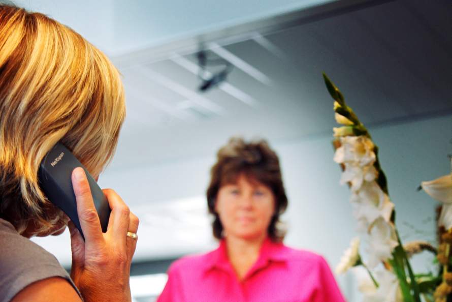 Vrouw is aan het bellen