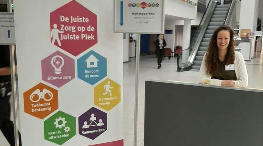 Banner Juiste Zorg op Juiste Plek met lachende medewerker ernaast