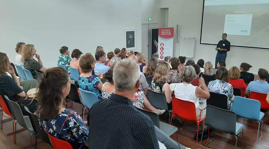 Deelnemers luisteren naar spreker