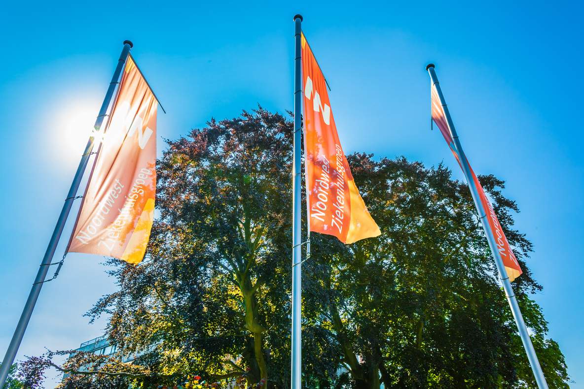 Foto van wapperende banieren van de Noordwest Ziekenhuisgroep