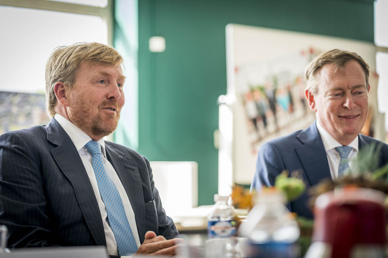 Koning Willem Alexander en minister Bruins in gesprek bij Blauwe Zorg