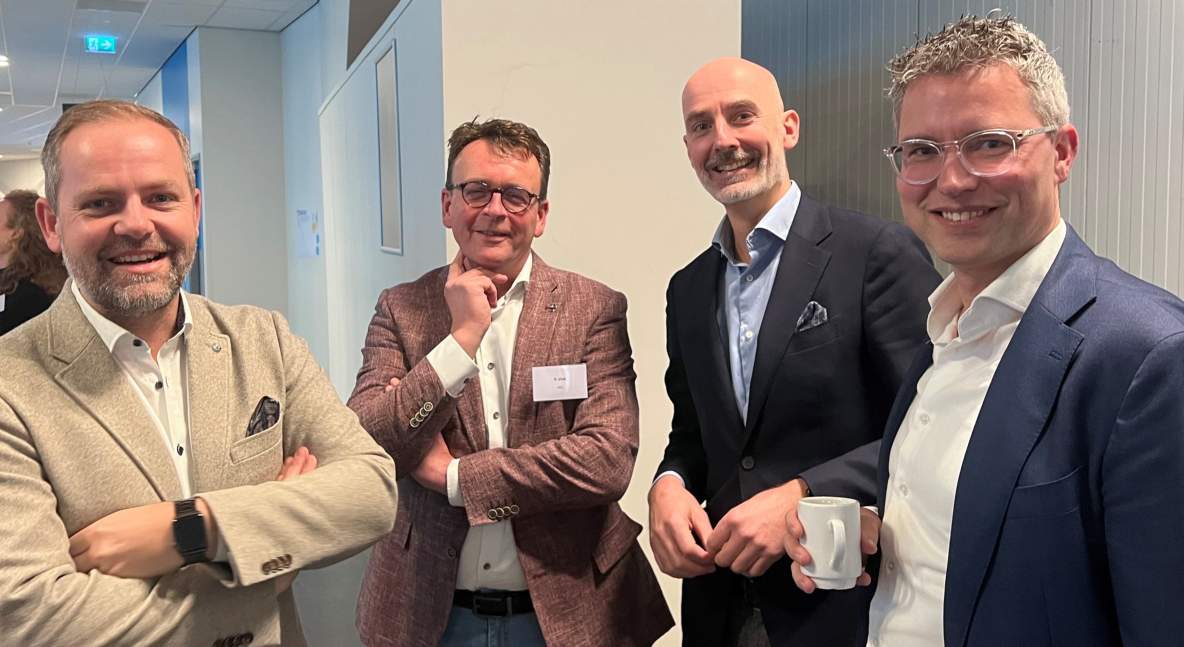 vlnr: Pieter van der Zwan, Mark Dessing, Patrick Vink (voorzitter Raad van bestuur van medisch centrum Leeuwarden) en Aiko de Raaf