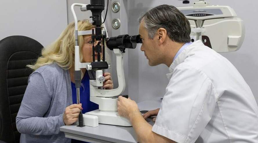 Optometrist onderzoekt een patiënt