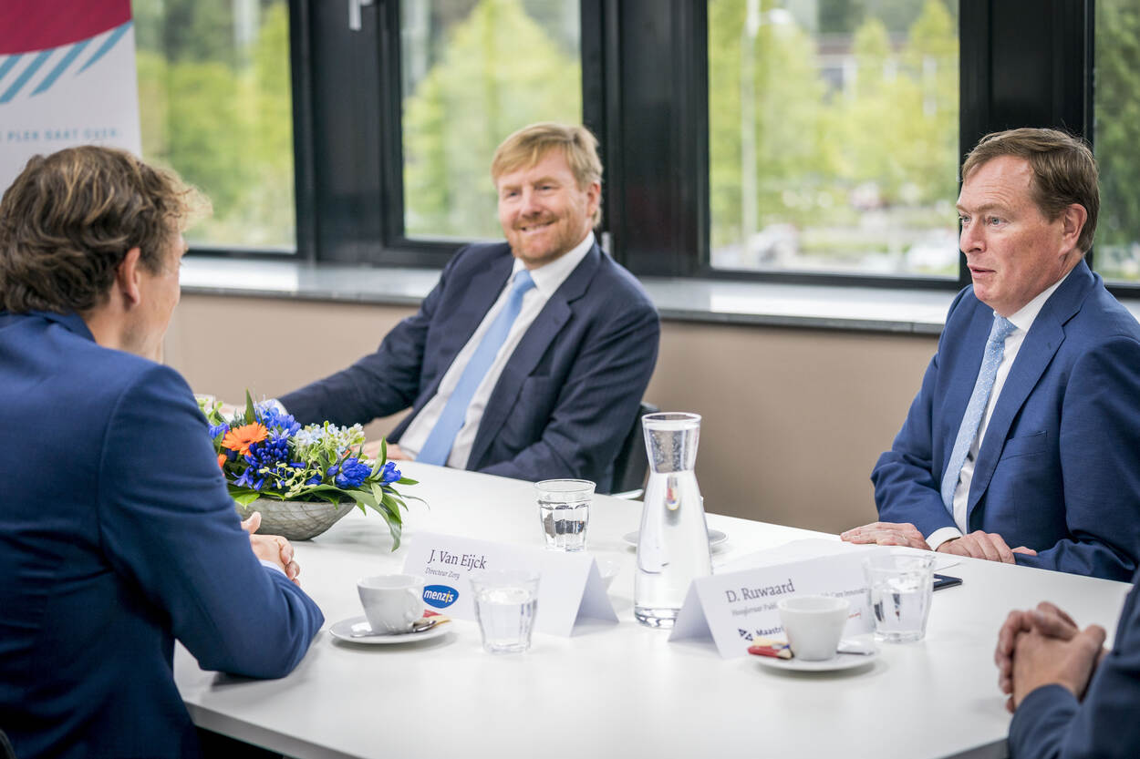 Koning Willem Alexander en minister Bruins in gesprek met leden van de taskforce 'Zorg op de juiste plek'