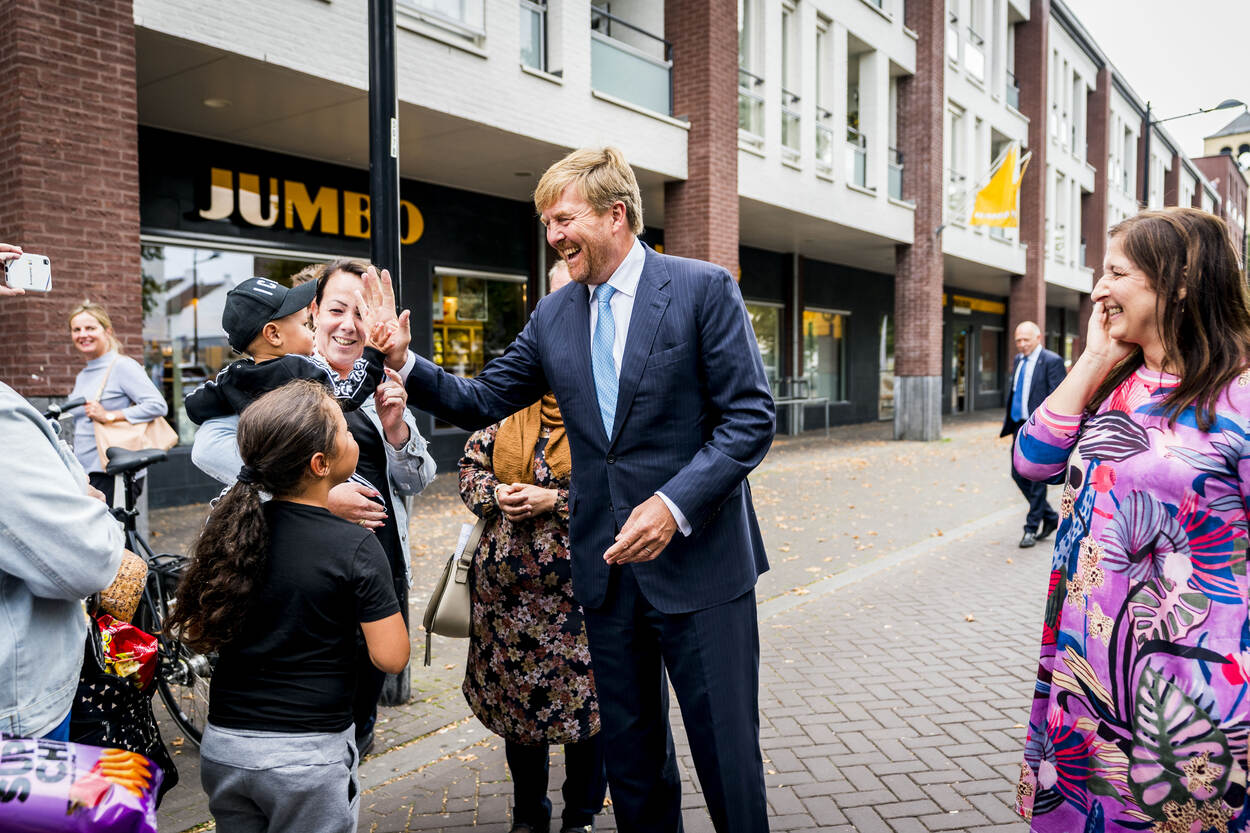 Koning Willem Alexander begroet inwoners uit de wijk