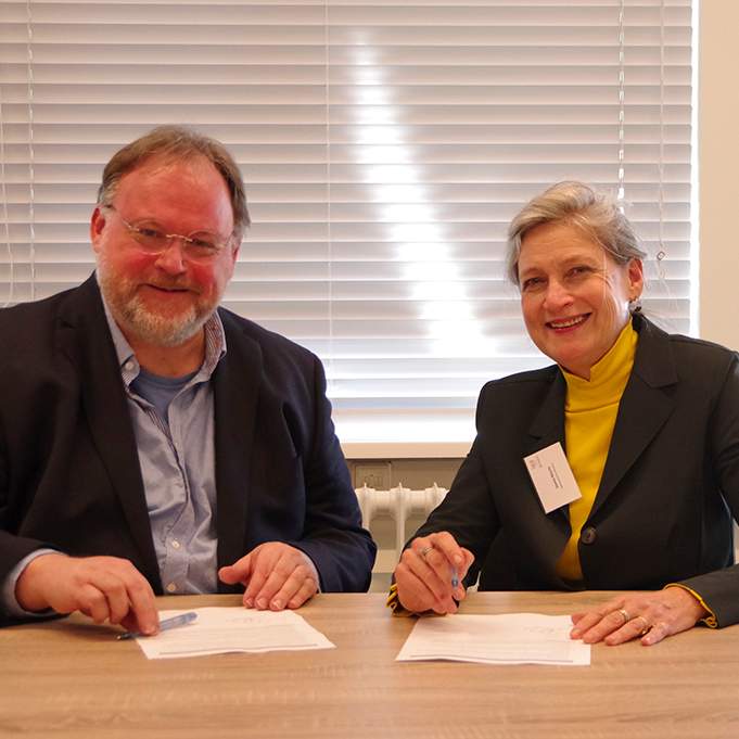 Arjen Pronk en Jeanne Nitsche ondertekenen overeenkomst