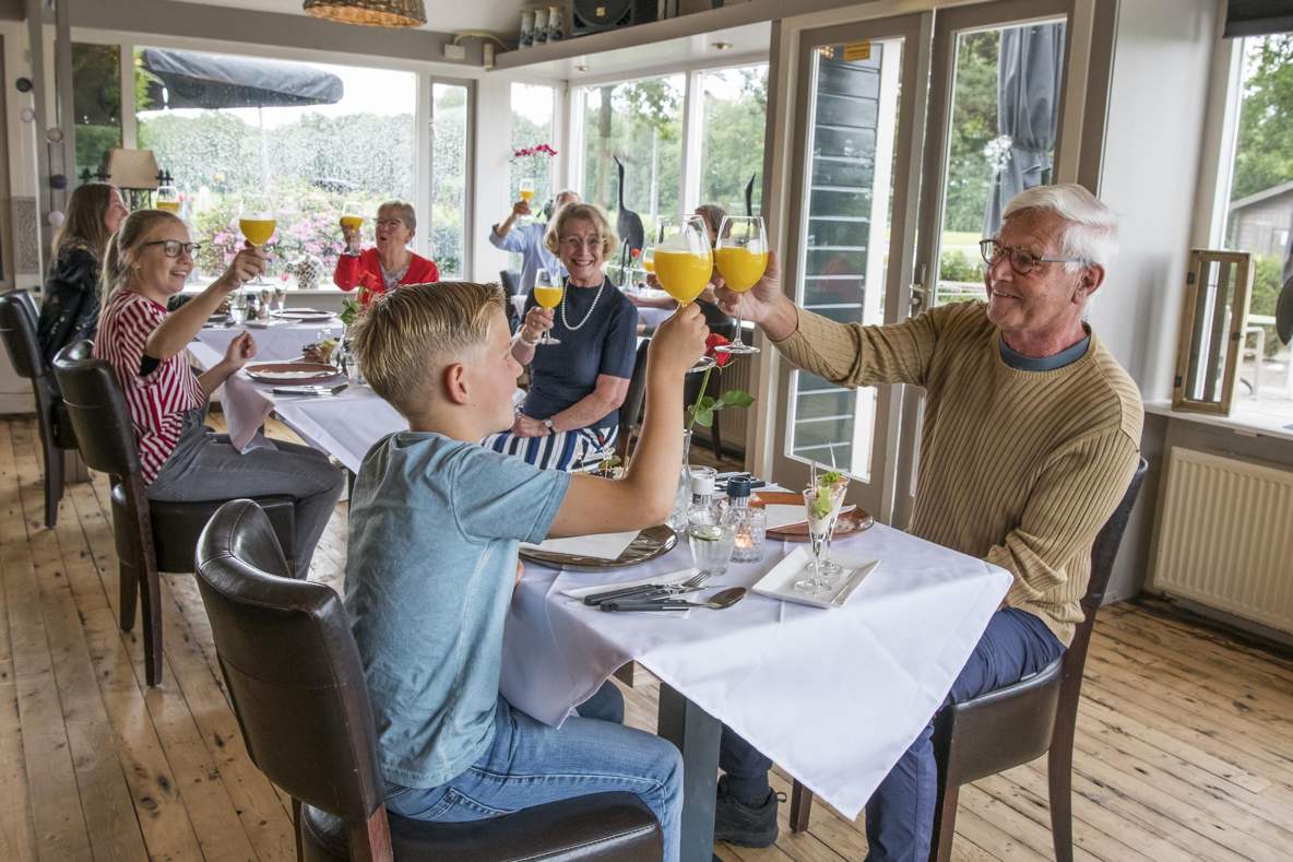 Lunchtafel waaraan ouderen en kinderen samen eten