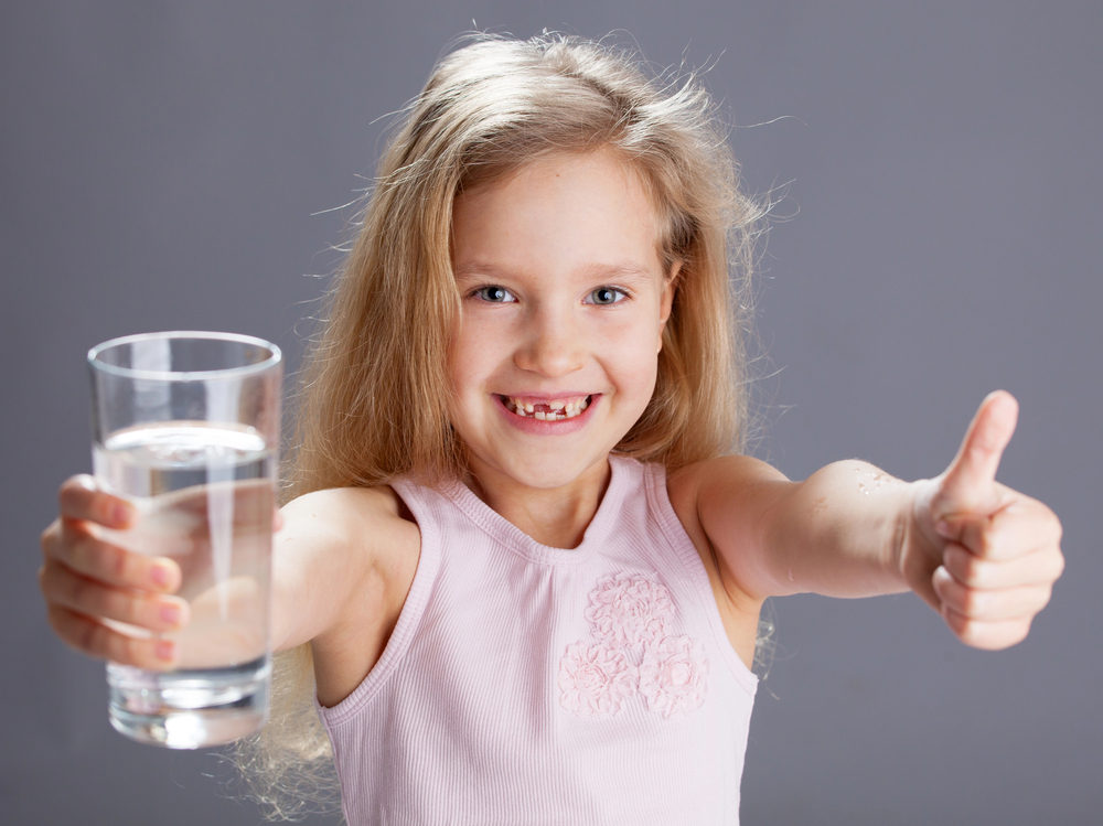 Kind met glas water