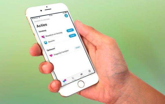 Hand houdt een telefoon vast waarop je de applicatie CWZ Thuis ziet