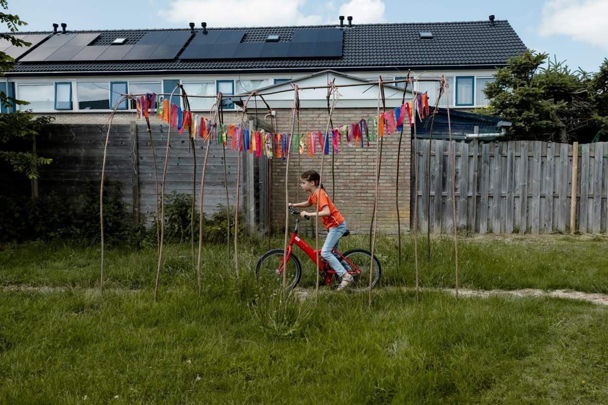 Kind op fiets in grasveldje