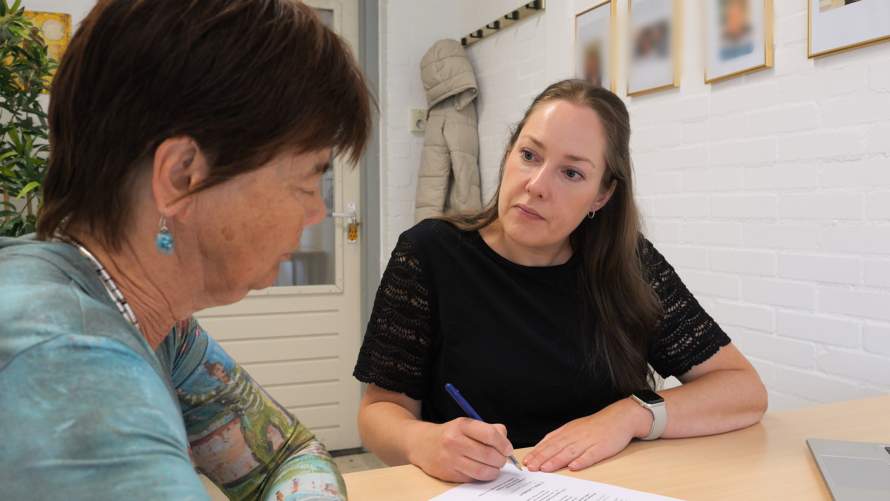 Cliënt in gesprek met hulpverlener van Voor Elkaar Leiden