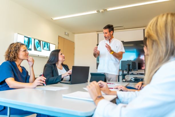 Artsen en verpleegkundigen bij een multidisciplinair overleg