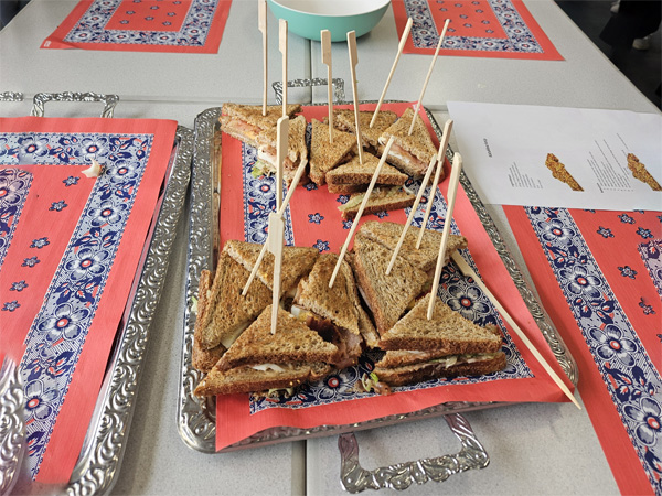 Gezonde hapjes, driehoekjes van brood met gezond beleg