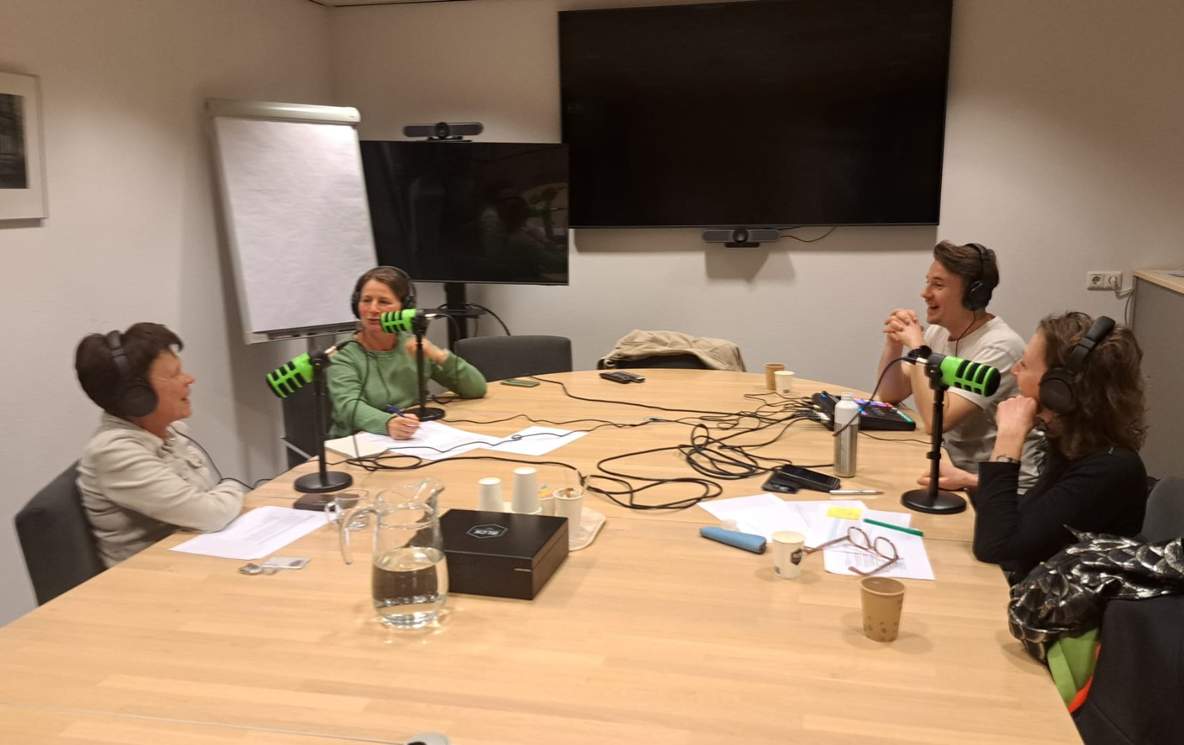 Opnamedag in Leiden; vier mensen rond een tafel