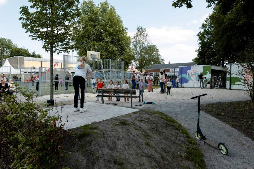 Kinderen spelen in een speeltuintje