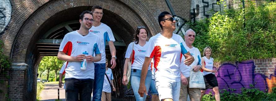 Bas van de Goor en andere wandelaars met een T-shirt van de Bas van de Goor Foundation