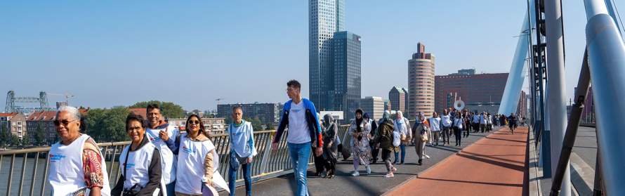 Bas van de Goor aan de wandel met een wandelgroep