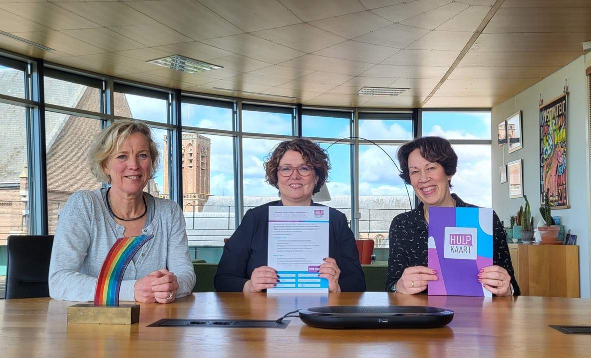 Op de foto v.l.n.r. Inez van Gils, programmamanager Hulpkaart, wethouder Mischa Peters en Janine van der Heiden, werkgroep Dementievriendelijk Culemborg.