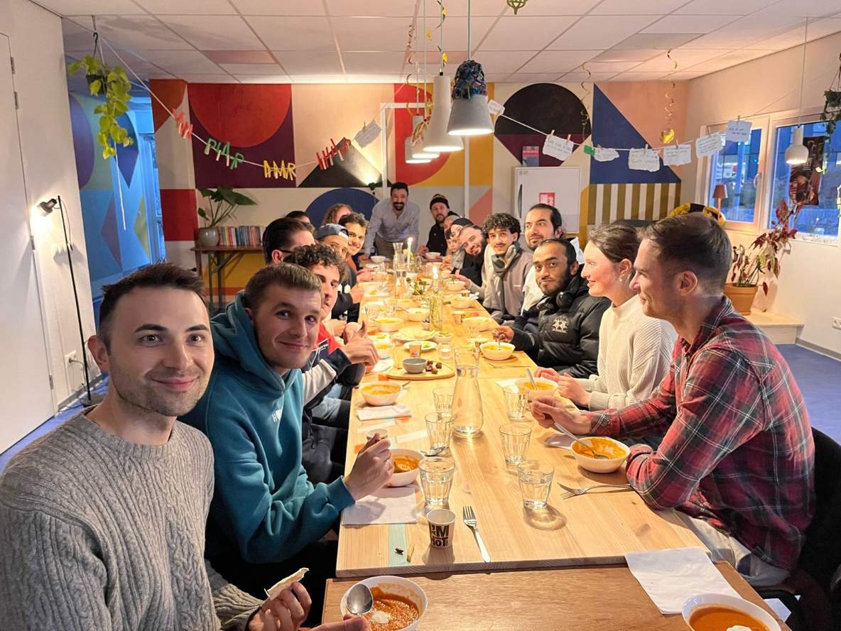 Een groep mensen aan tafel na een workshop gezond koken