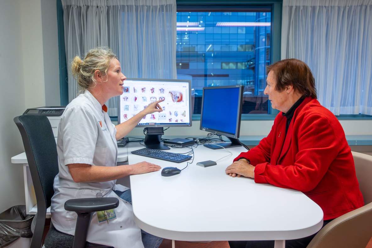 Gwen Diepenhorst en Tineke Klinkert in de spreekkamer