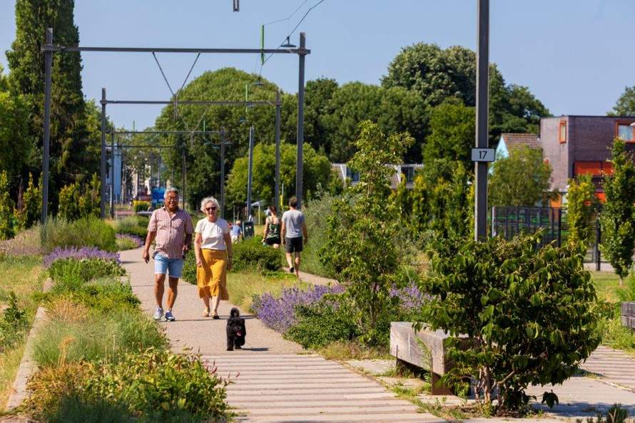 Sfeerfoto van Utrecht, twee mensen wandelen met hun hondje
