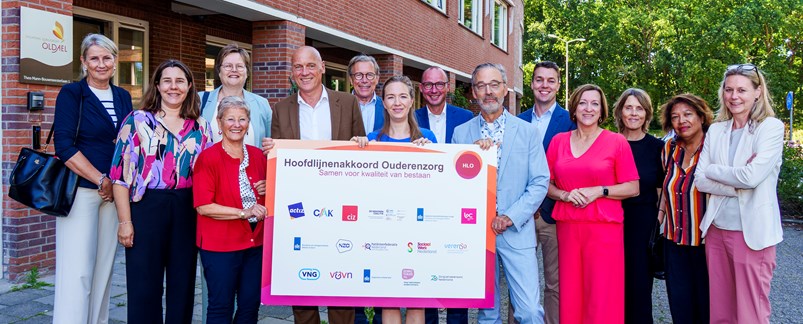 Staatssecretaris Nicki Pouw-Verweij samen met de vertegenwoordigers van zorgorganisaties die op 10 juli  het HLO ondertekenden.