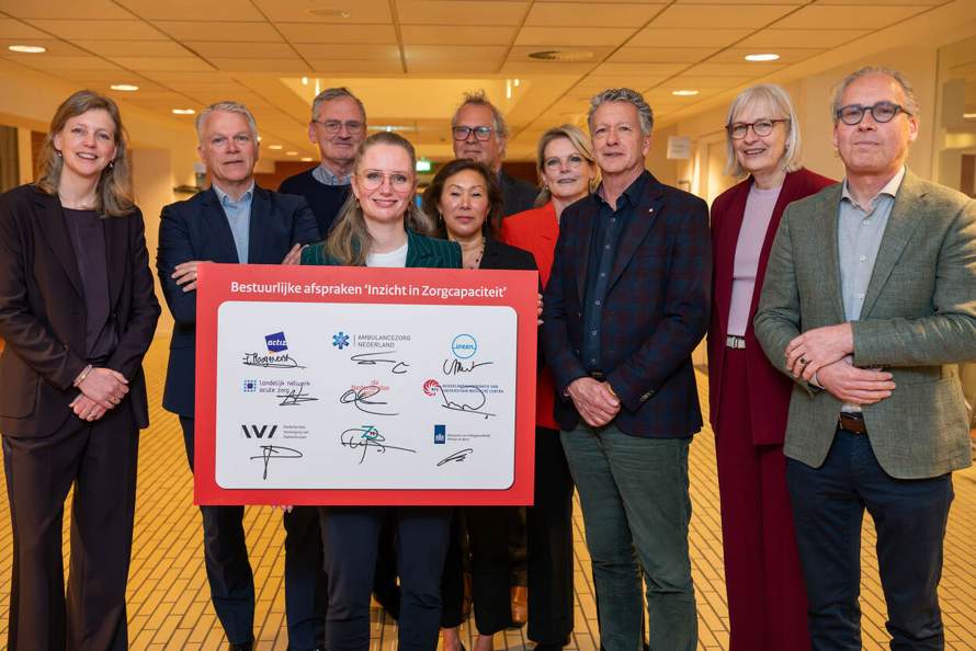 Minister Fleur Agema en de andere ondertekenaars van het akkoord